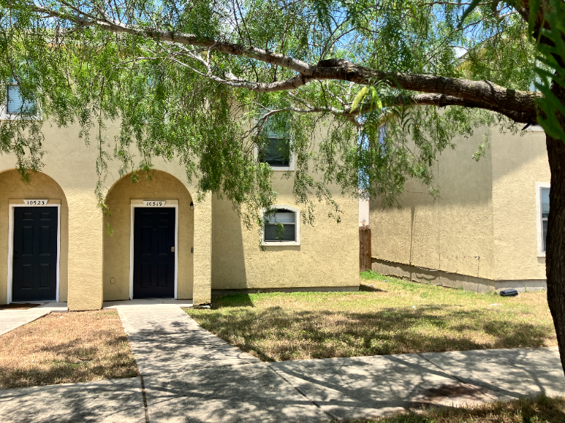 10519-10523 Hunters Pond in San Antonio, TX - Building Photo