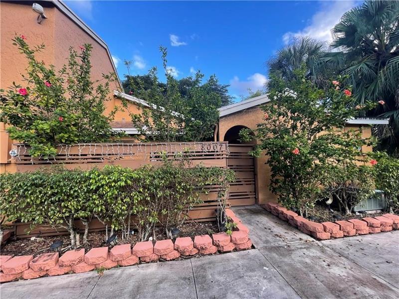 8007 NW 71st Ct in Tamarac, FL - Foto de edificio