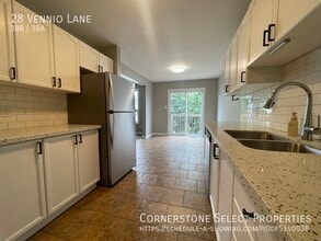 28 Vennio Ln in Hamilton, ON - Building Photo - Building Photo