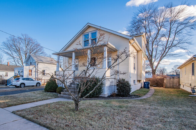 48 Hillside Ave in Plainville, CT - Building Photo - Building Photo