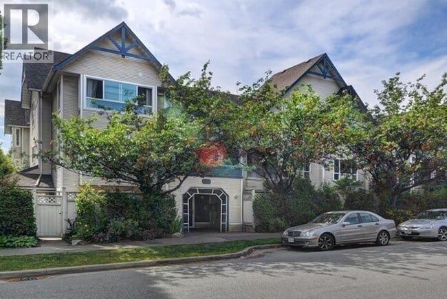 property at 1641 Woodland Dr