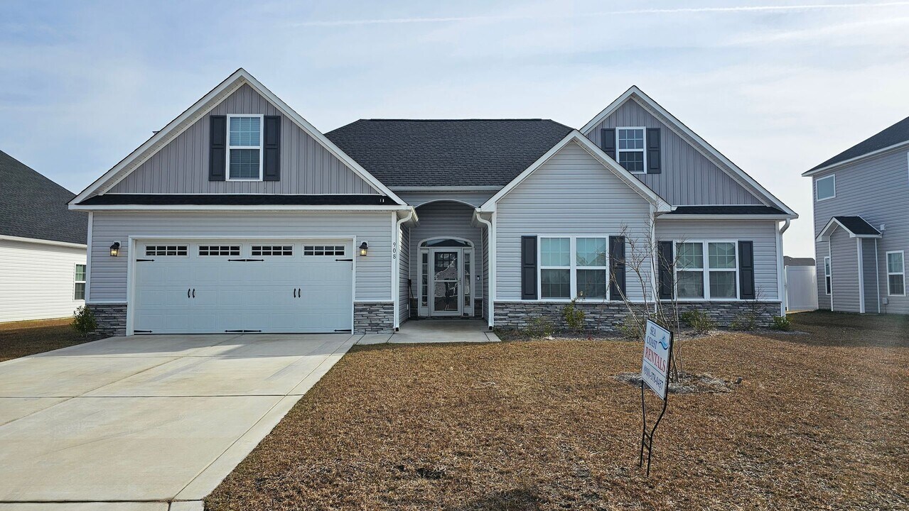 908 Uplands Ln in Jacksonville, NC - Building Photo