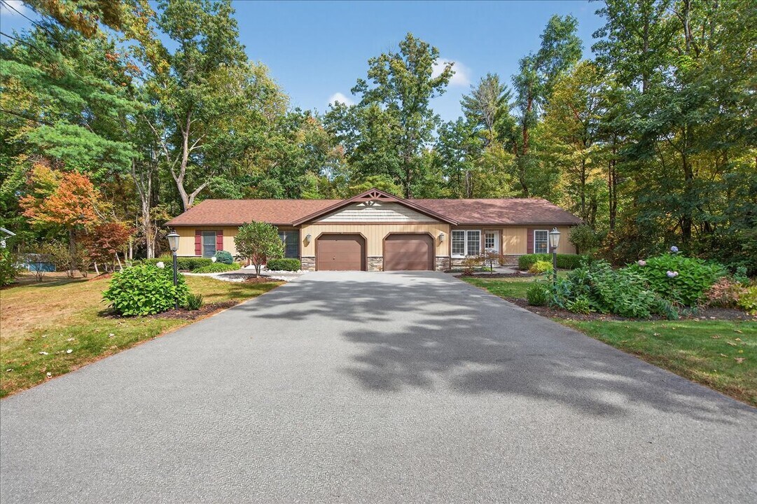 7 James Ct in Gansevoort, NY - Building Photo