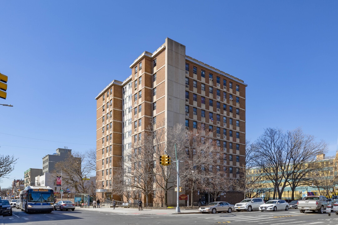 1777 Pitkin Ave in Brooklyn, NY - Foto de edificio