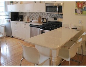 118 Gladstone St-Unit -3 in Boston, MA - Foto de edificio - Building Photo