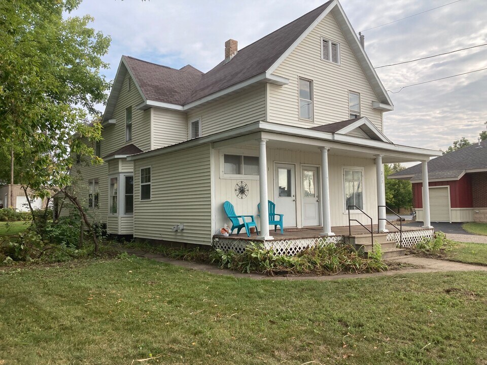 213 Lake Ave W, Unit 2 in Ladysmith, WI - Foto de edificio