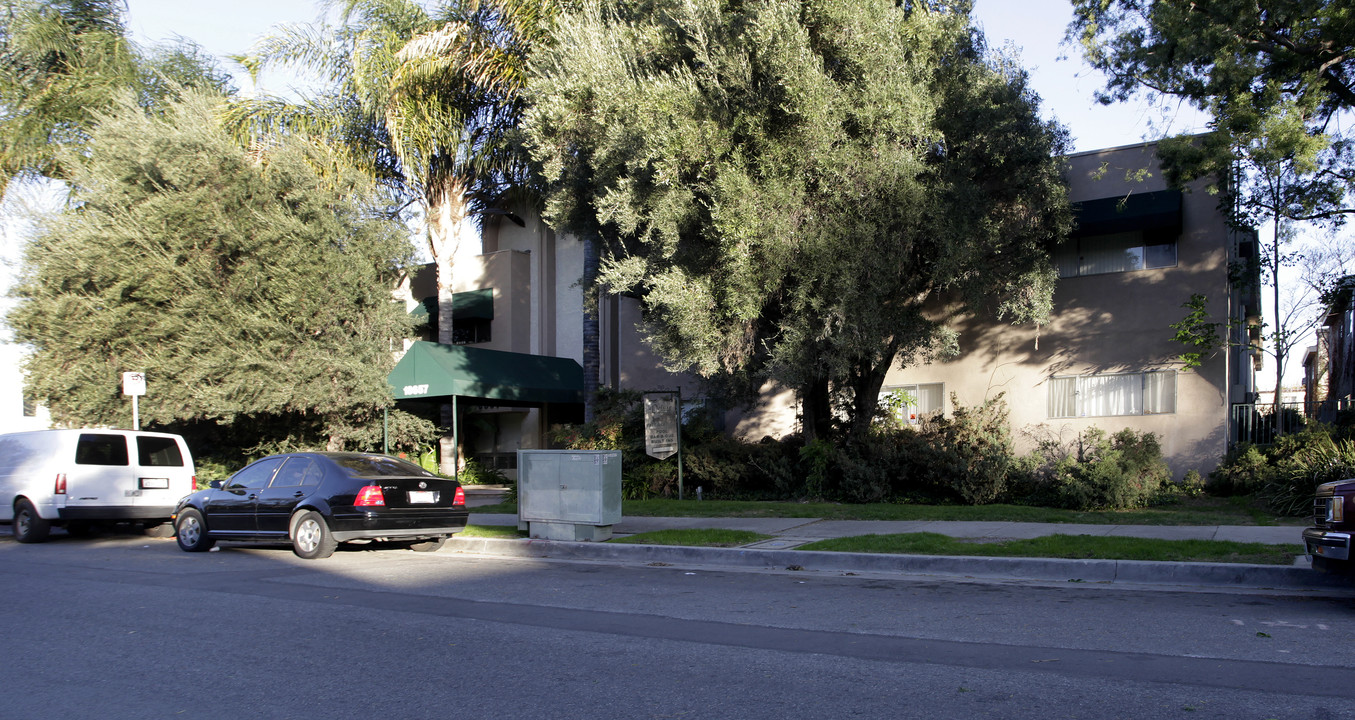 18657 Collins St in Tarzana, CA - Building Photo