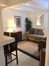 10 Woodchuck Ln in East Setauket, NY - Foto de edificio - Building Photo