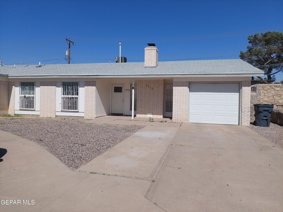 2212 Cumbre Negra St in El Paso, TX - Building Photo