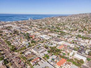 1319 Hornblend St in San Diego, CA - Foto de edificio - Building Photo