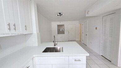 2575 SW 27th Ave in Miami, FL - Foto de edificio - Building Photo