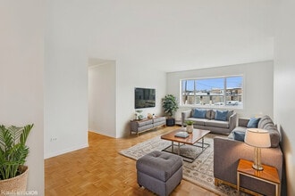 1136 Greenleaf Ave in Wilmette, IL - Building Photo - Building Photo