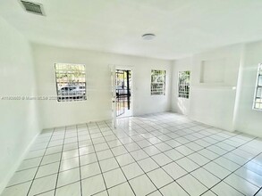 569 NW 42nd St in Miami, FL - Foto de edificio - Building Photo