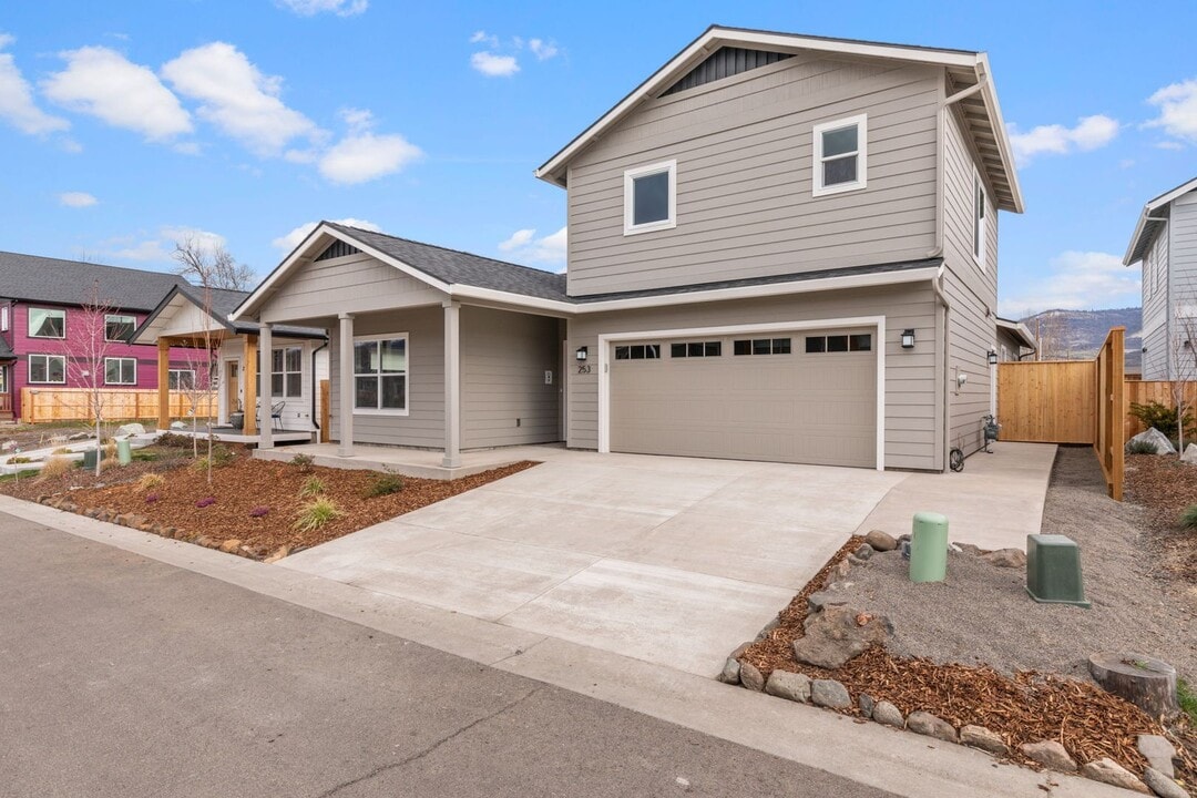 253 Rockfellow Pl in Talent, OR - Building Photo