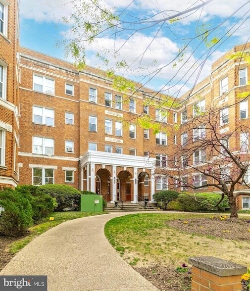 1820 Clydesdale Pl NW, Unit 103 in Washington, DC - Foto de edificio - Building Photo