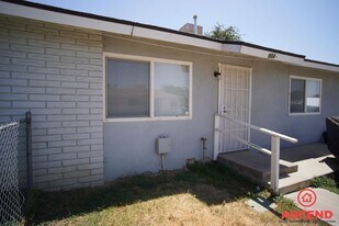 904 Hurrle Ave in Bakersfield, CA - Building Photo