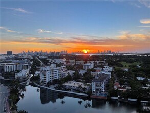 2555 Collins Ave in Miami Beach, FL - Building Photo - Building Photo