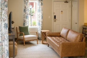 1001 Bridgeport Ave in Shelton, CT - Building Photo - Building Photo