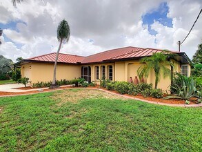 2375 Bendway Dr in Port Charlotte, FL - Foto de edificio - Building Photo