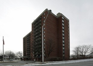 Rev. Raymond A. Burns, OSB Apartments in Manchester, NH - Foto de edificio - Building Photo