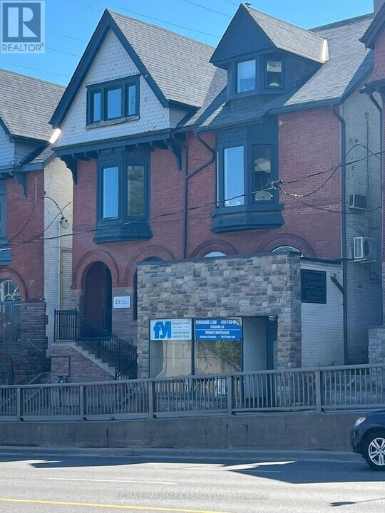 266-266 Avenue Rd in Toronto, ON - Building Photo