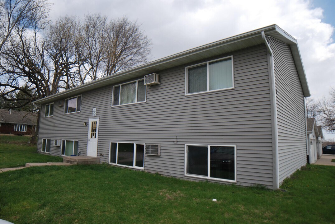 910 33rd Ave-Unit -4 in Marion, IA - Building Photo