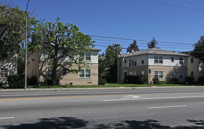 15513 Victory Blvd in Van Nuys, CA - Building Photo - Building Photo