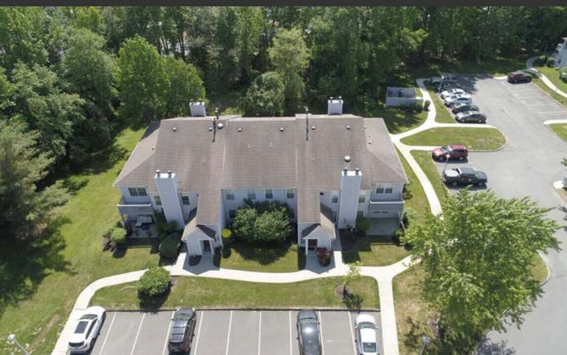 376 Hampton Pl, Unit 376 in Morganville, NJ - Building Photo
