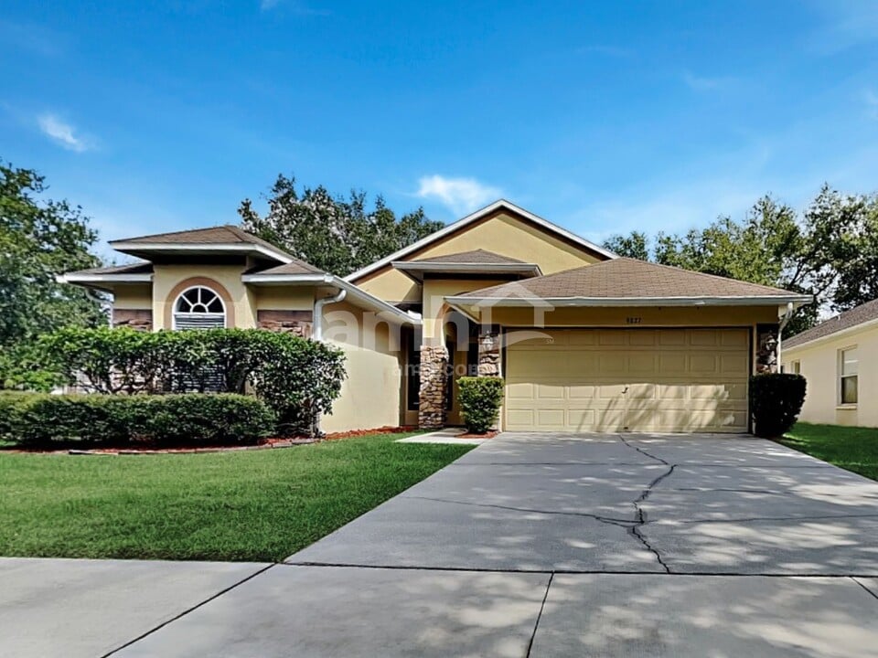 9827 White Barn Way in Riverview, FL - Building Photo