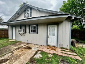 936 Garden St in Kerrville, TX - Building Photo