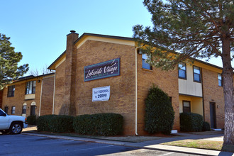 Lakeside Village Apartments in Oklahoma City, OK - Building Photo - Building Photo