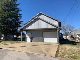 226 1st St in Lawrenceburg, TN - Building Photo
