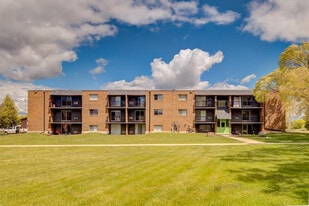 Regal Court in Lloydminster, SK - Building Photo