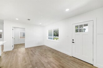 2318 S Hubert Ave in Tampa, FL - Building Photo - Building Photo