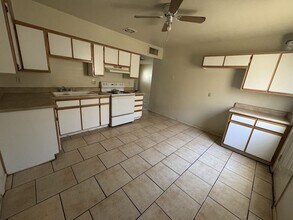 7747 W Weldon Ave in Phoenix, AZ - Foto de edificio - Building Photo