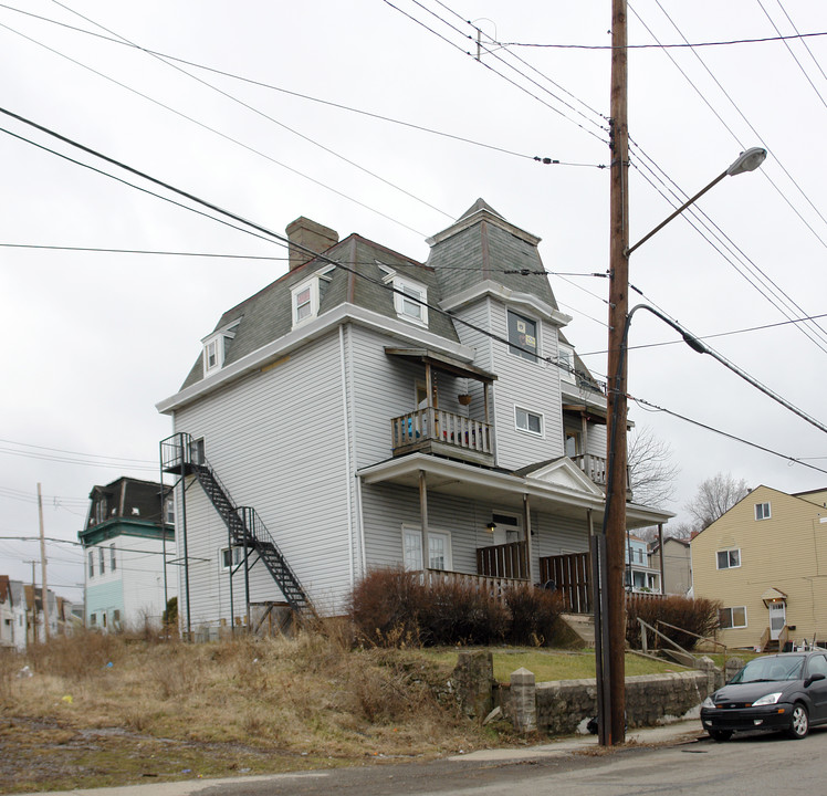 1028 E Warrington Ave in Pittsburgh, PA - Foto de edificio