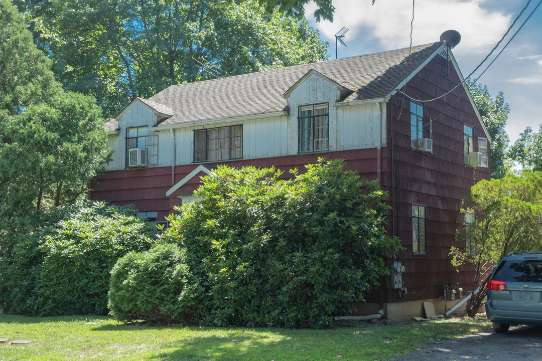 4 Jefferson Ct in Roslyn Heights, NY - Foto de edificio