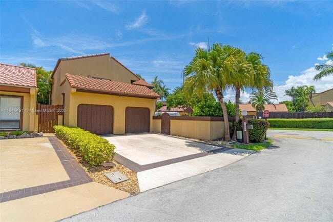 1006 NE 202nd Ln in Miami, FL - Building Photo - Building Photo