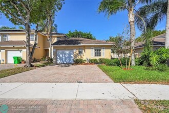 5361 NW 90th Ave in Sunrise, FL - Foto de edificio - Building Photo