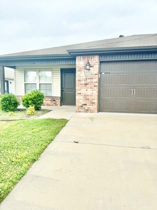 Haden Holly Apartments in Siloam Springs, AR - Building Photo