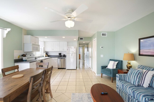 608 Carolina Beach Ave S in Carolina Beach, NC - Foto de edificio - Building Photo