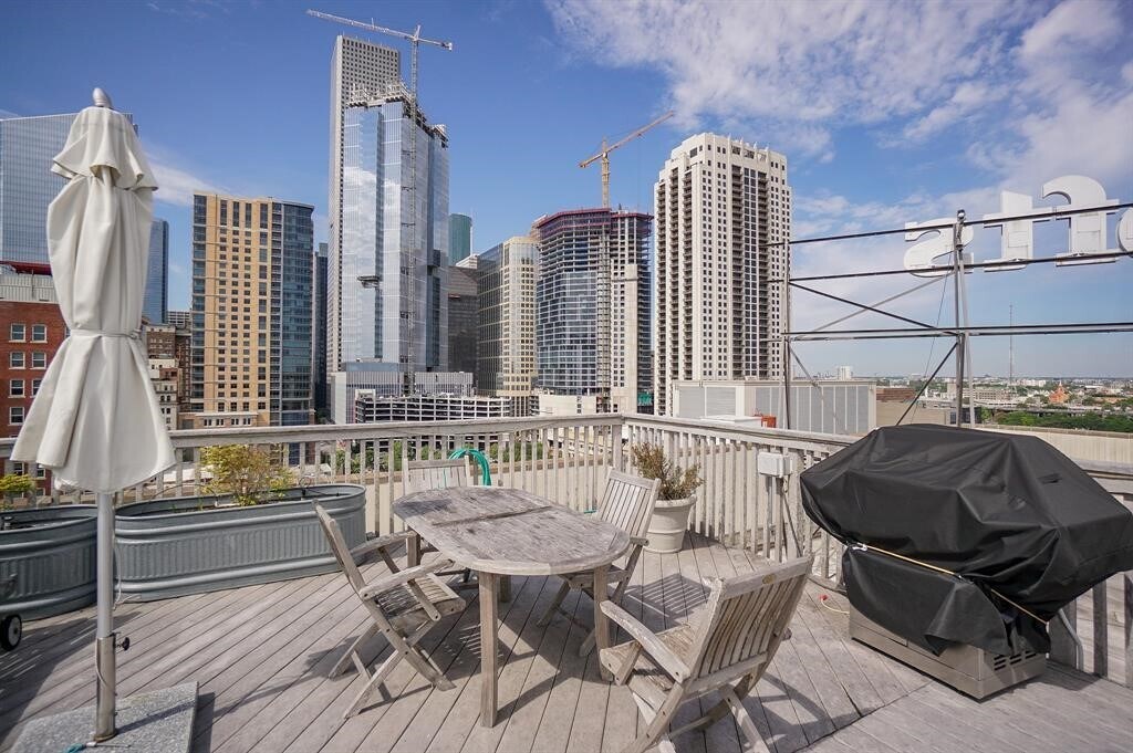 915 Franklin St in Houston, TX - Building Photo