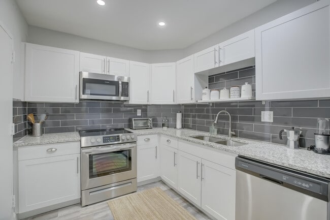 500 Bayview Dr in Sunny Isles Beach, FL - Building Photo - Building Photo