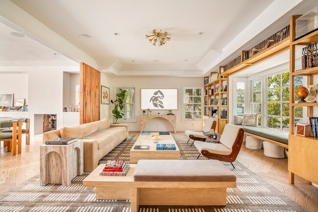 2151 Guthrie Dr in Los Angeles, CA - Building Photo - Building Photo