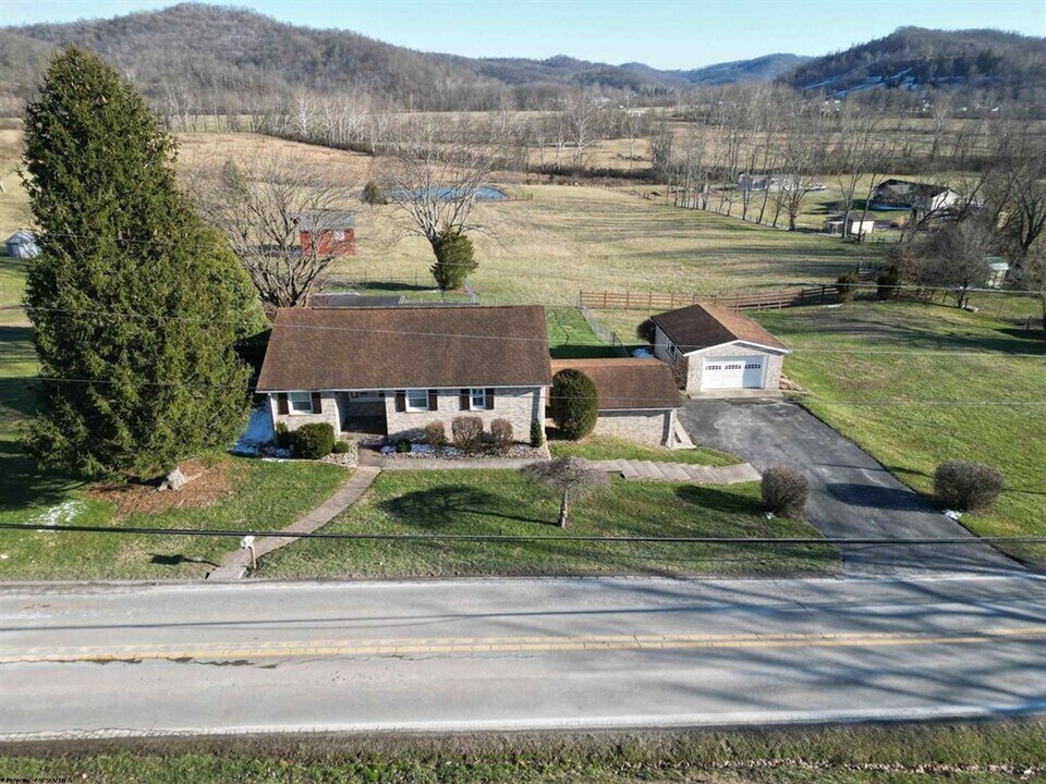 3508 Old Mill Rd in Weston, WV - Building Photo