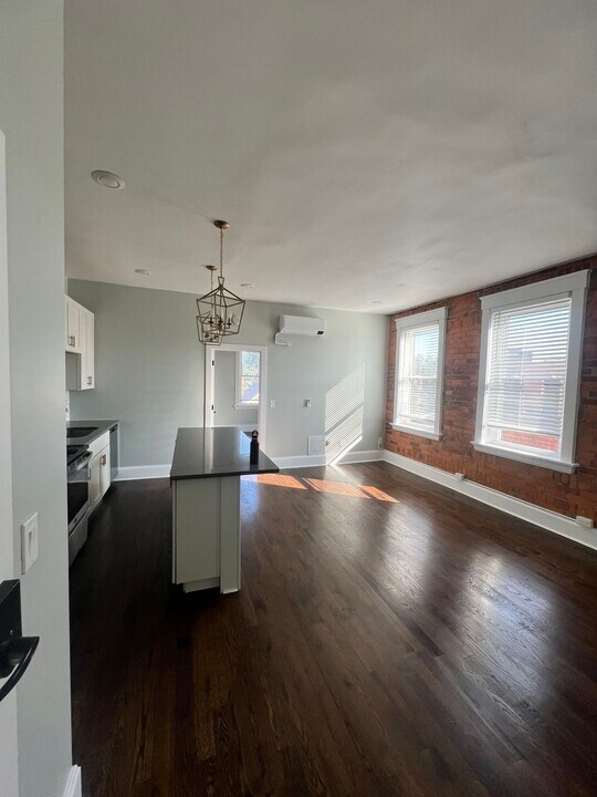 6087 Montgomery Rd, Unit Apt 9 in Cincinnati, OH - Building Photo