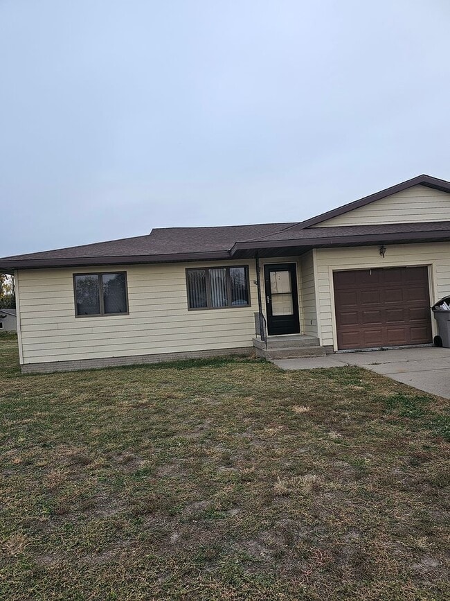 904 S Phoenix Cir in Grand Island, NE - Building Photo - Building Photo