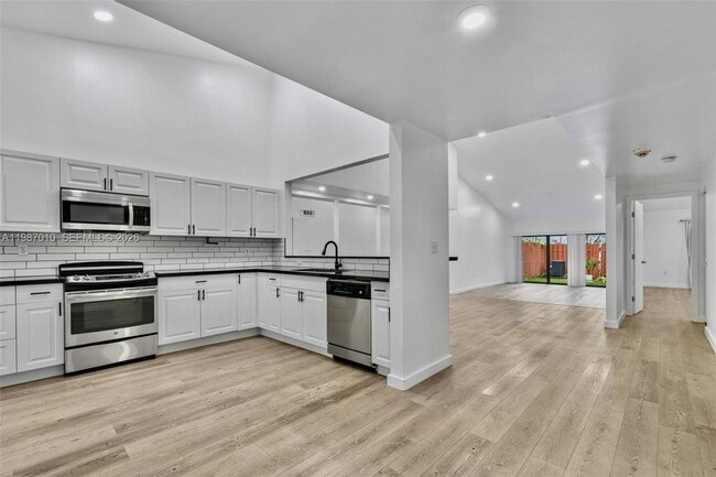 518 NE 199th Ln in Miami, FL - Building Photo - Building Photo