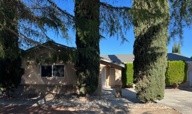 1266 Cindy Ct in Oakdale, CA - Building Photo