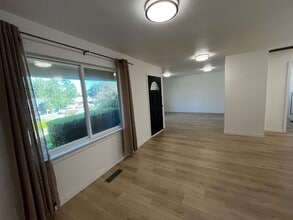 491 N Foothill Blvd in Cloverdale, CA - Building Photo - Building Photo